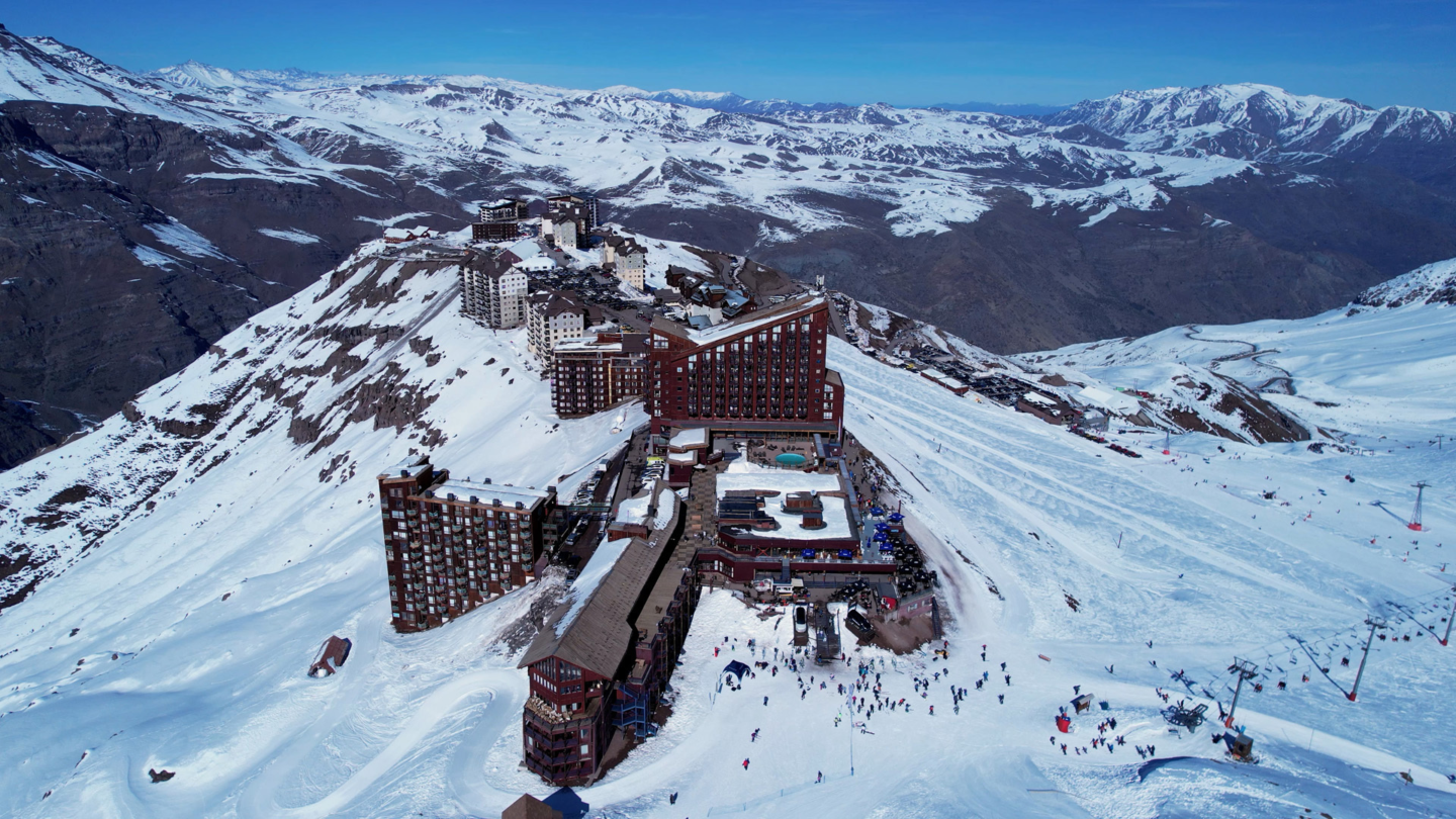 Hoteles y pistas de Valle Nevado bajo un cielo azul en la cordillera de los Andes